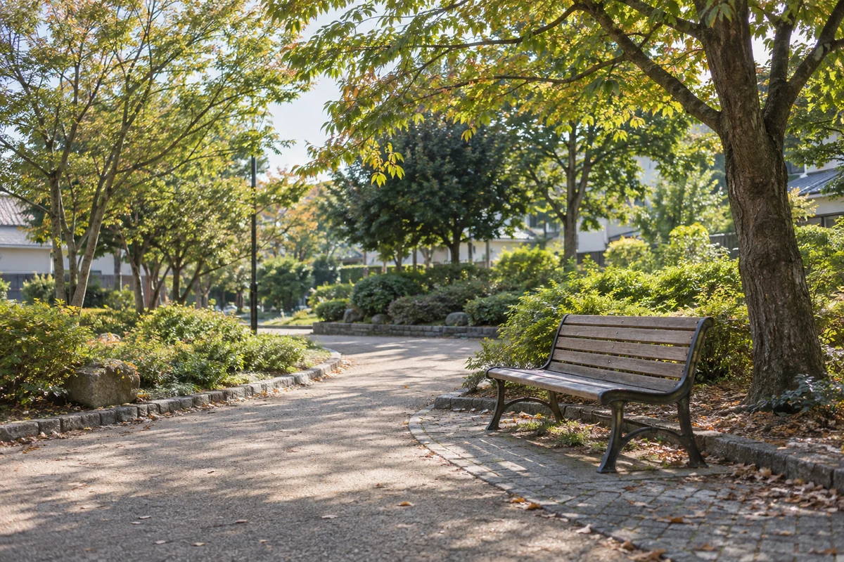 緑に囲まれた公園のベンチと小径